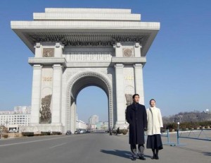 凱旋門前で記念撮影される文亨進世界会長ご夫妻